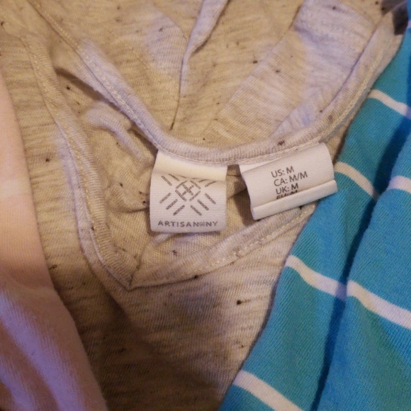 Long sleeve shirts, size Medium - Picture 4 of 4